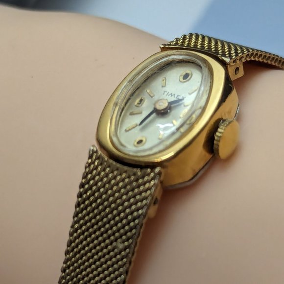 Timex Watch Bracelet Wind Up Mechanical and is Working Excellent Condition 17 Jw main image 8